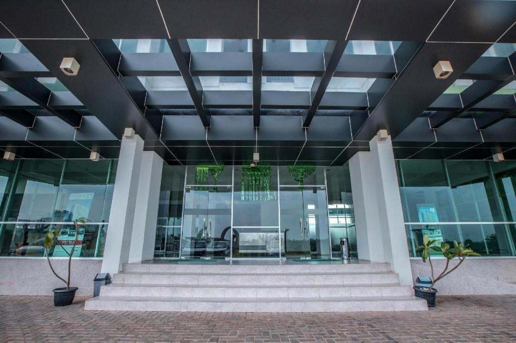 OYO 258 Flagship The Enviro Cikarang Hotel Bagian luar foto